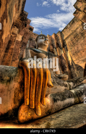 Un ampio angolo di fotografia del Buddha seduto al Wat Si Chum, Sukothai,della Thailandia. Questa fotografia è stata creata utilizzando H.D.R. Foto Stock