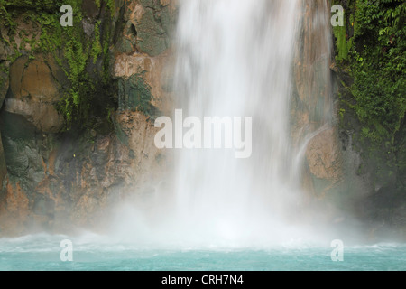 Rio Celeste (Blue River) cascata in Tenorio Il Parco Nazionale del Vulcano, Costa Rica. Foto Stock