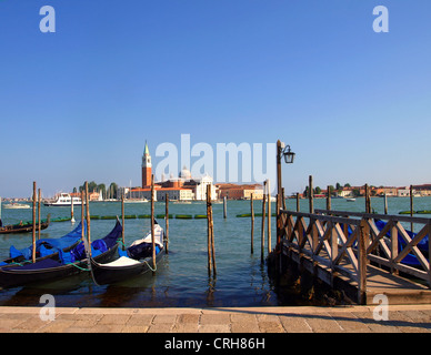 Gondole ancorate sul Canal Grande a Venezia Foto Stock