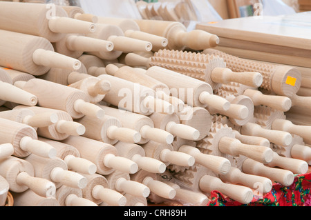 Pila di perni di rotolamento al fair in Polonia Foto Stock