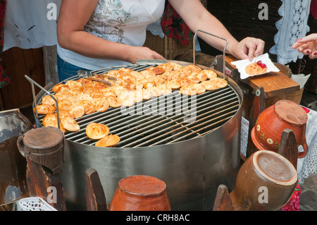 Grigliata di latte di pecora formaggio servita al cibo e la fiera del vino nella piccola piazza del Mercato di Cracovia, in Polonia. Foto Stock