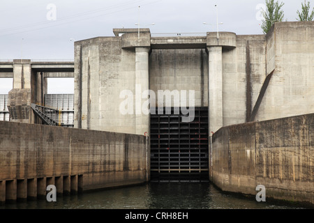 Bloccare sul fiume Douro, vicino a Regua in Portogallo. Foto Stock