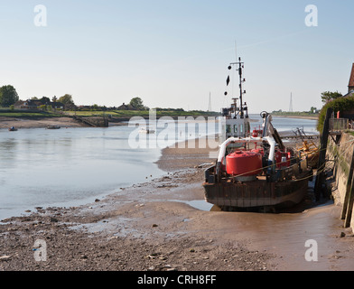 Il Great Ouse a bassa marea con il West Lynn a Kings Lynn ferry crossing midway. visto dal Kings Lynn quay. Foto Stock