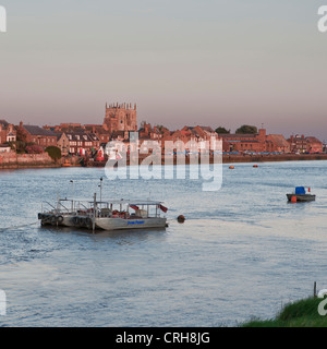 Serata sole sul Kings Lynn Quayside e Santa Margherita la Chiesa con i traghetti a over night ormeggi,vista da ovest Lynn Foto Stock