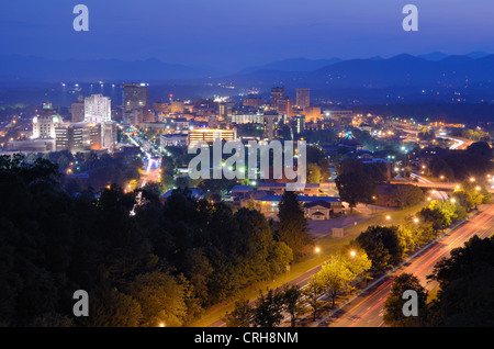 Asheville, North Carolina skyline accoccolato tra le Blue Ridge Mountains. Foto Stock