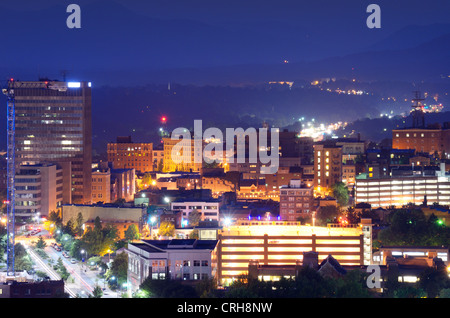 Asheville, North Carolina skyline accoccolato tra le Blue Ridge Mountains. Foto Stock