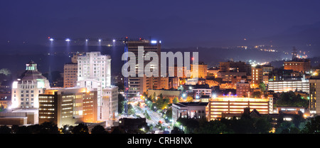 Asheville, North Carolina skyline accoccolato tra le Blue Ridge Mountains. Foto Stock