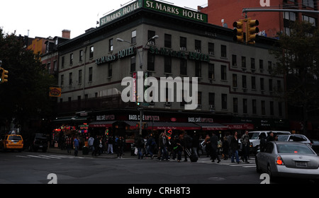 Cielo grigio visualizza San Marco Hotel, Auto tornitura, persone attraversando San Marco posto al 3° Avenue, East Village, New York Foto Stock