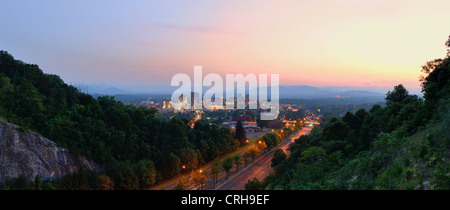 Asheville, North Carolina skyline accoccolato tra le Blue Ridge Mountains. Foto Stock
