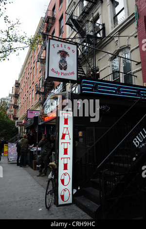 Cielo grigio obliqua ritratto tenement biker Sigaretta fumare, tossicodipendenza NYC tattoo studio, St Mark, East Village, New York Foto Stock