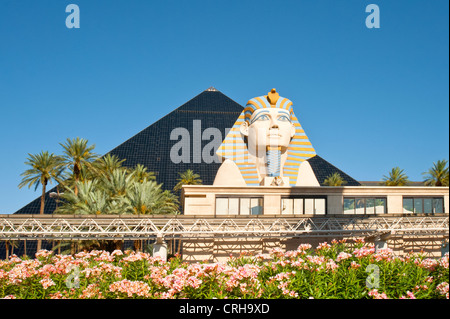 LAS VEGAS, NEVADA, USA - 14 GIUGNO 2012: Vista esterna del Luxor Resort Hotel Foto Stock