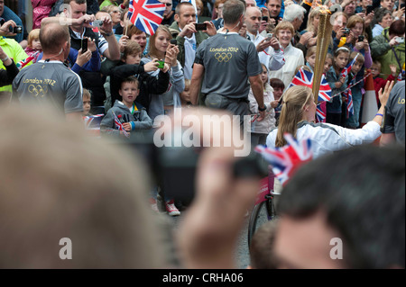 Hannah Cockroft porta torcia olimpica in Brighouse Foto Stock