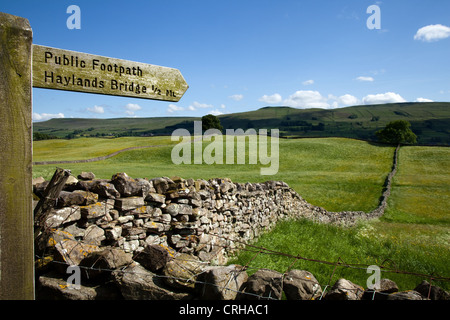 Sentiero pubblico, waymarker legno segno al ponte Haylands, nr Hawes, Wensleydale, North Yorkshire Dales, Richmondshire, REGNO UNITO Foto Stock