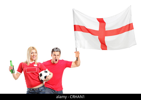 Ventole euforico, maschio e femmina, gridando e trattenimento di un pallone da calcio e bandiera inglese isolato su sfondo bianco Foto Stock