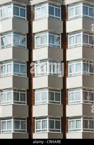 Corner bay windows su un blocco di Londra di appartamenti. Foto Stock