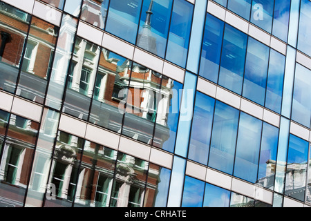 Gli edifici che riflettono in blocco ufficio finestre di vetro in alta Holburn road. Londra Foto Stock