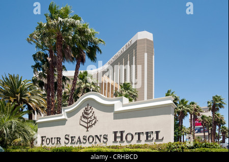 LAS VEGAS, NEVADA, USA - 17 GIUGNO 2012: Cartello per Four Seasons Hotel, parte del Mandalay Bay Resort Foto Stock