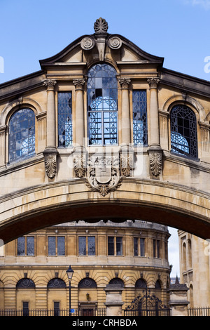 Sheldonian Theatre Oxford, dietro il ponte di Hertford, comunemente noto come il Ponte dei Sospiri. Foto Stock