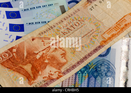 100 dracma greca nota della banca nei confronti di una serie di banconote in euro Foto Stock