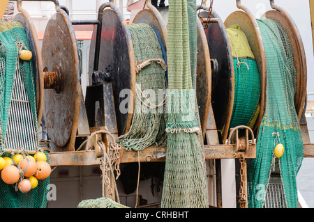 Reti sulla poppa di un peschereccio da traino ormeggiata nel porto di Howth, County Dublin Foto Stock