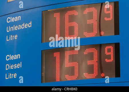 Segno su una stazione di benzina che mostra la benzina senza piombo in vendita per 163.9 e il diesel a 153,9 Foto Stock