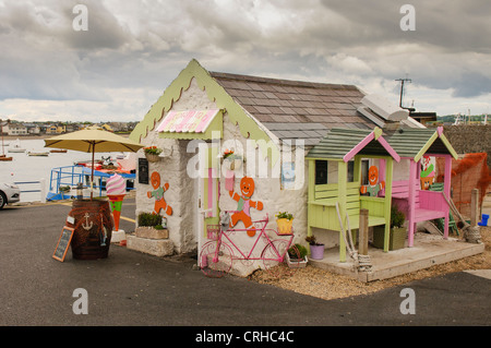 Carino lungomare colorati gelateria su un nuvoloso Nuvoloso Giorno Foto Stock