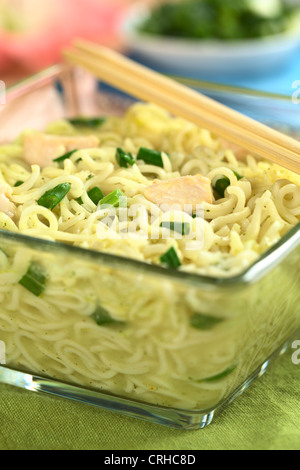 Asian zuppa di noodle al pollo e cipollotti in recipiente di vetro (messa a fuoco selettiva, Focus sulla carne in medio) Foto Stock