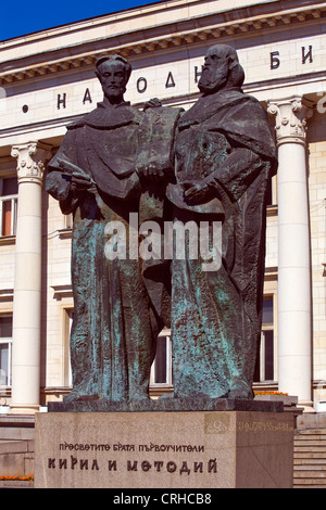 Statua di Santi Cirillo e Metodio al di fuori della Biblioteca Nazionale di Sofia, Bulgaria Foto Stock