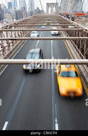La città di NEW YORK, Stati Uniti d'America - 9 giugno: Cars driving sul ponte di Brooklyn. Giugno 9, 2012 in New York City, Stati Uniti d'America Foto Stock