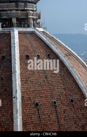 Turisti in cima della cupola del Brunelleschi, Basilica di Santa Maria del Fiore, Firenze, Italia, visto da il Campanile di Giotto. Foto Stock