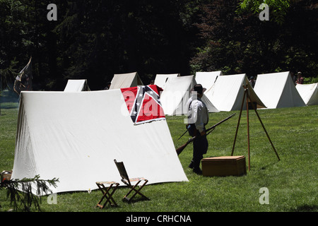 Una guerra civile americana rievocazione. Speedwell storico, Morristown, NJ, Stati Uniti d'America. Un soldato confederato lasciando la sua tenda. Foto Stock