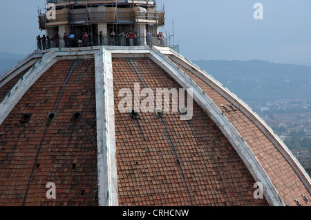 Turisti in cima della cupola del Brunelleschi, Basilica di Santa Maria del Fiore, Firenze, Italia, visto da il Campanile di Giotto. Foto Stock