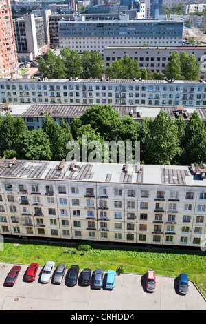 Un vecchio stile edifici a cinque piani del sonno cortili della città di San Pietroburgo, Russia. Vista superiore Foto Stock