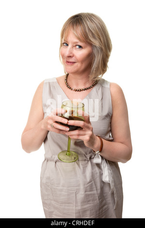 Attraente sorridente donna matura azienda vino isolato di vetro Foto Stock