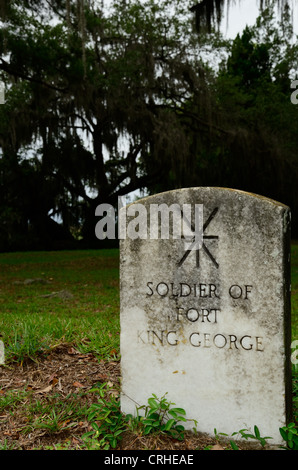 I soldati che hanno servito a Fort King George nel Settecento furono sepolti per motivi. Lapidi per indicare dove sono sepolti. Foto Stock