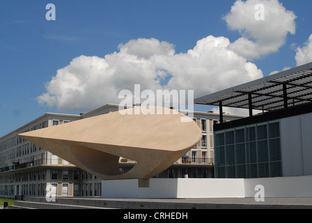 Il segnale, una scultura di cemento da Henri Georges Adam di fronte al Museo di Arte Moderna Andre Malraux, Le Havre Foto Stock
