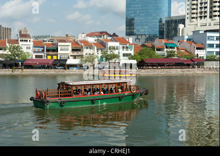 Escursione e traghetto sul Fiume Singapore di fronte al Boat Quay di giorno in Singapore, in Asia Foto Stock