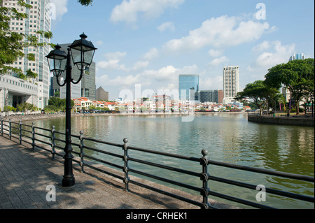 La passeggiata sul fiume tra Boat Quay e del Fullerton lungo il fiume Singapore a Singapore il centro città Foto Stock