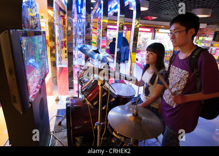 Divertimenti intrattenimento di gioco arcade con gli acquirenti, a Pechino, in Cina. Foto Stock