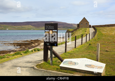 Il Broch di Gurness informazioni turistiche firmare all'ingresso storico sito di Scozia a Evie, Orkney Islands, Scotland, Regno Unito Foto Stock