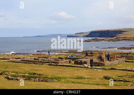 Vista della costa con resti di Pictish e norreni insediamento scavato sulla Brough di Birsay Isole Orcadi Scozia UK Gran Bretagna Foto Stock