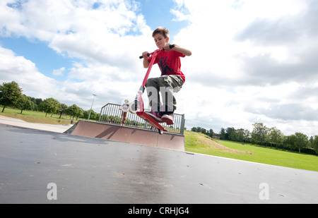 Scooter pilota urban skate park, Eaton park, Norwich, Norfolk, Inghilterra Foto Stock