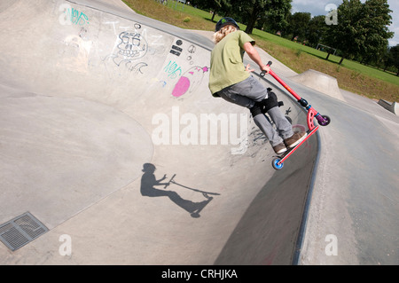 Scooter pilota urban skate park bowl, Eaton park, Norwich, Norfolk, Inghilterra Foto Stock