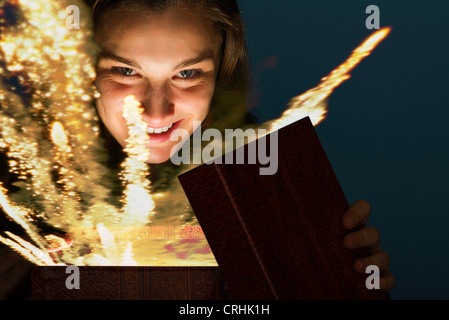 Una scatola di fuochi d'artificio Foto stock - Alamy