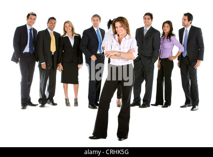 Giovane imprenditrice in piedi nella parte anteriore del suo team, con bracci ripiegati Foto Stock