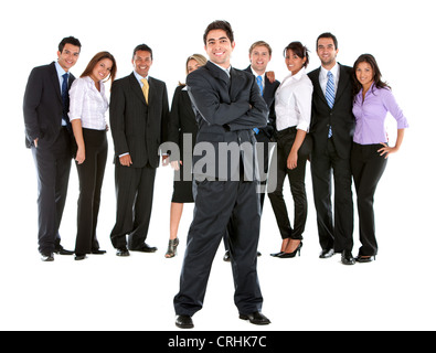 Giovane imprenditore sorridente in piedi davanti al suo compagno di squadra Foto Stock