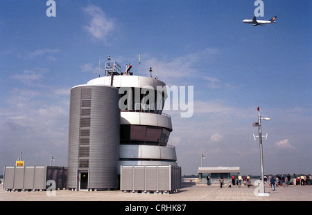 Duesseldorf, Germania, aeroporto torre circondata terrazza anteriore Foto Stock