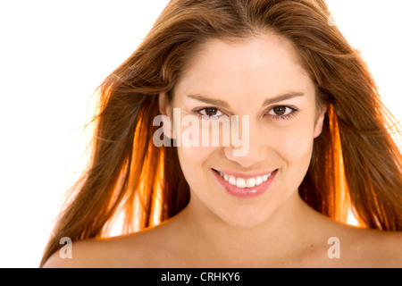 Giovane attraente lunga e i capelli rossi donna sorridente Foto Stock