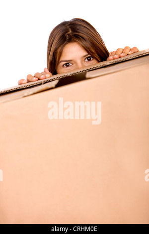 Ragazza cerca su una scatola - moving homes concept Foto Stock