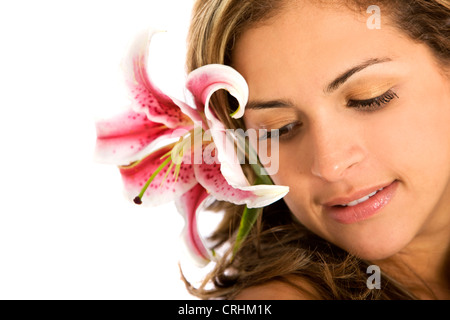 Bella giovane donna con giglio in i suoi capelli, ritratto Foto Stock